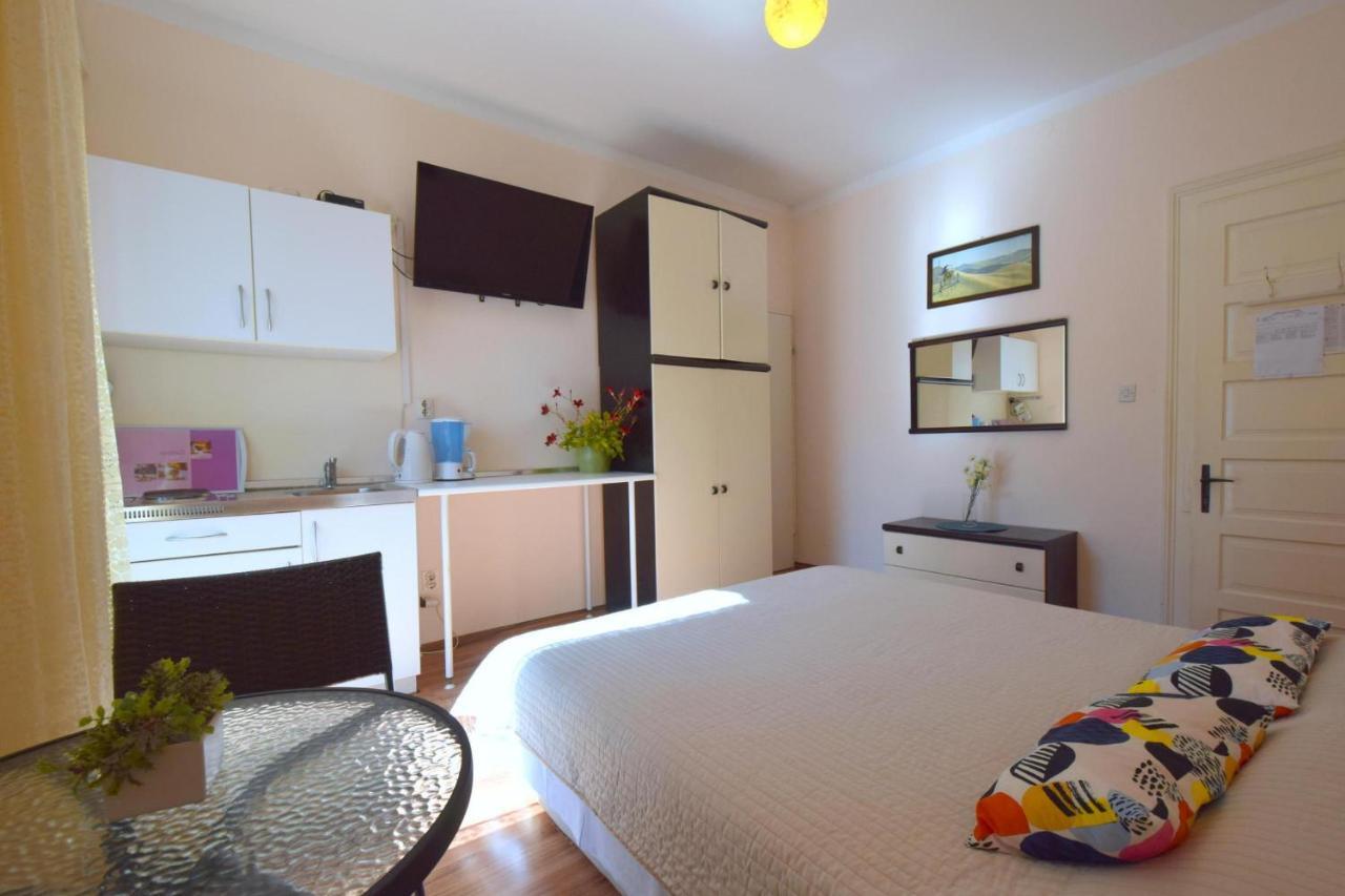 Apartments Margarita Малинска Екстериор снимка