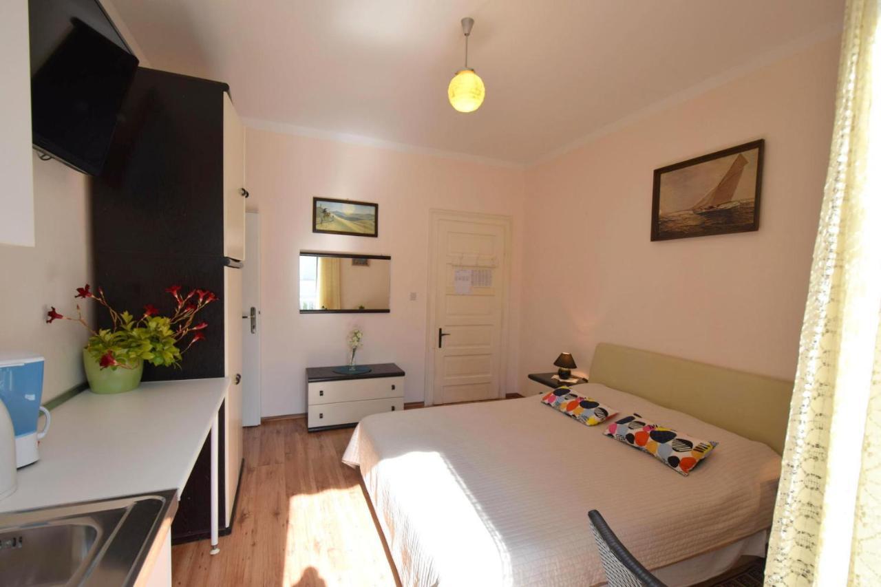 Apartments Margarita Малинска Екстериор снимка