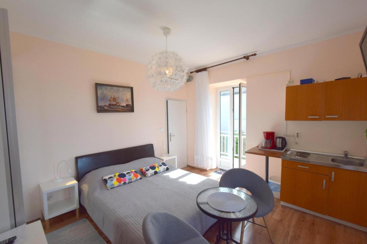 Apartments Margarita Малинска Екстериор снимка